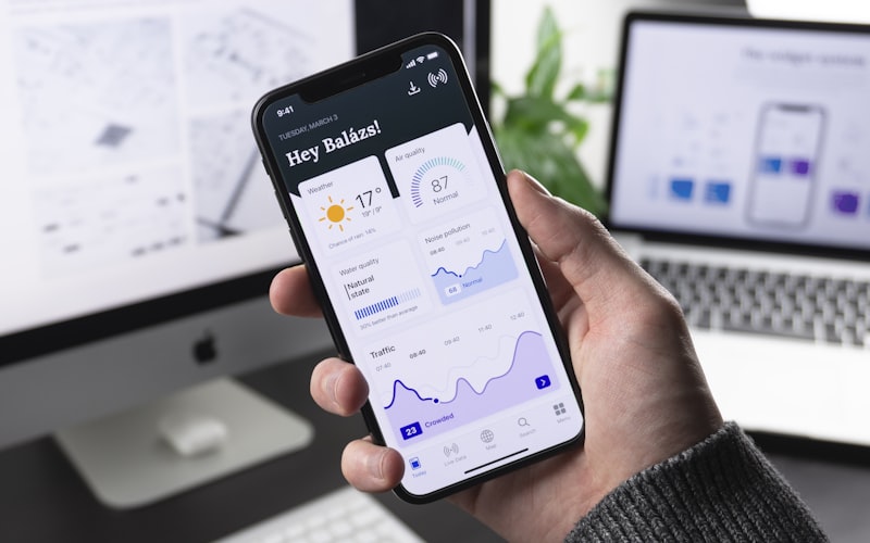 专属星域会员特权界面概念图 - 一个华丽的界面展示着用户的虚拟形象、周围的发光徽章、成长等级和星光值余额